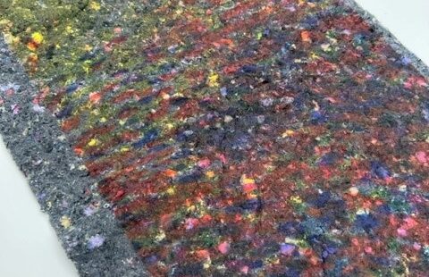 מעצב אופנה יפני ייצר בד מבגדים משומשים, במדפסת מחזור נייר