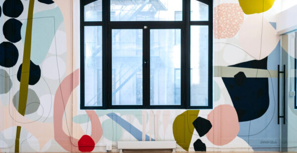 האמנית Alex Proba צובעת חללים מחוץ למסגרת