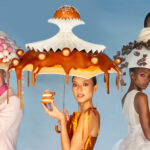 האמן מאור צבר מעצב כובעים עם פנטזיה