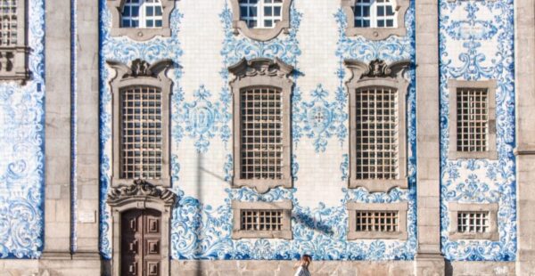 ‘קפלת הנשמות Chapel of Souls’ בפורטוגל’ מחופה ב-15,947 אריחים מצוירים בכחול