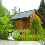 הבית של קוראי הספרים, מגולף כולו מעץ