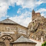 הכנסייה שנבנתה על פסגת הר געש Saint Michel d'Aiguilhe