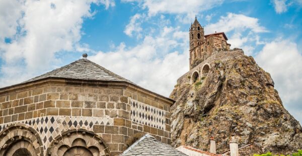 הכנסייה שנבנתה על פסגת הר געש Saint Michel d'Aiguilhe