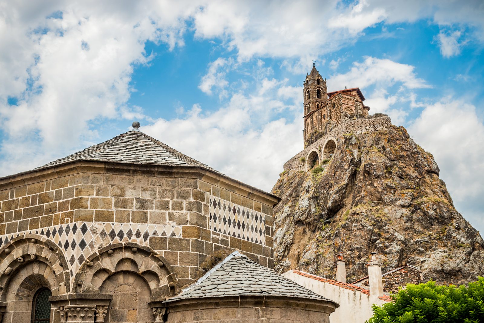 הכנסייה שנבנתה על פסגת הר געש Saint Michel d'Aiguilhe