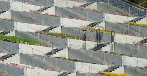 גן המרובעים "100 המדרגות" ב-Awaji Yumebutai, יפן