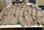 בני 92 יצרו תעשייה ביתית של סריגת מעל 10,000 זוגות גרביים לחסרי בית