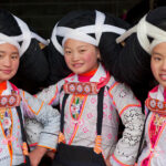 בנות שבט בסין חובשות את שיער אימהות המשפחה