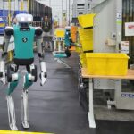 אמזון מעסיקה במחסניה עובדים רובוטים