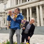 Rowan Atkinson: השחקן שנלחם בדבורים, גויס להילחם להצלתן