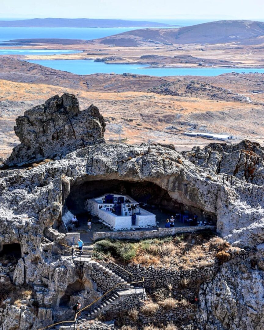 כנסיית Panagia Kakaviotissa, בתוך מערה ביוון