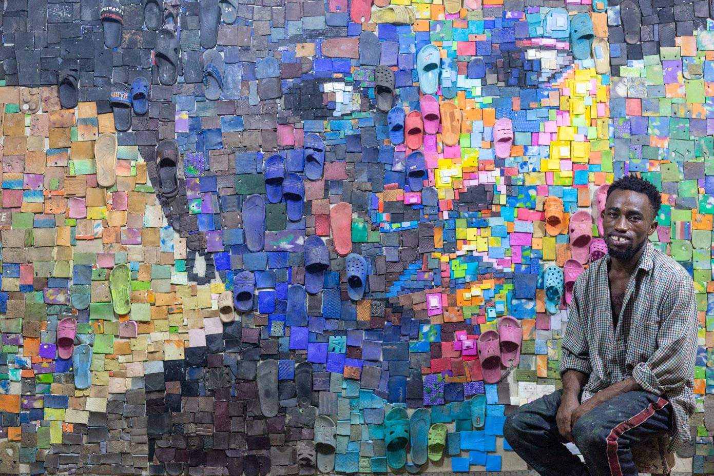 אמן ניגרי יוצר דיוקנאות צבעוניים של בני עמו, על ידי מיחזור כפכפים ישנים