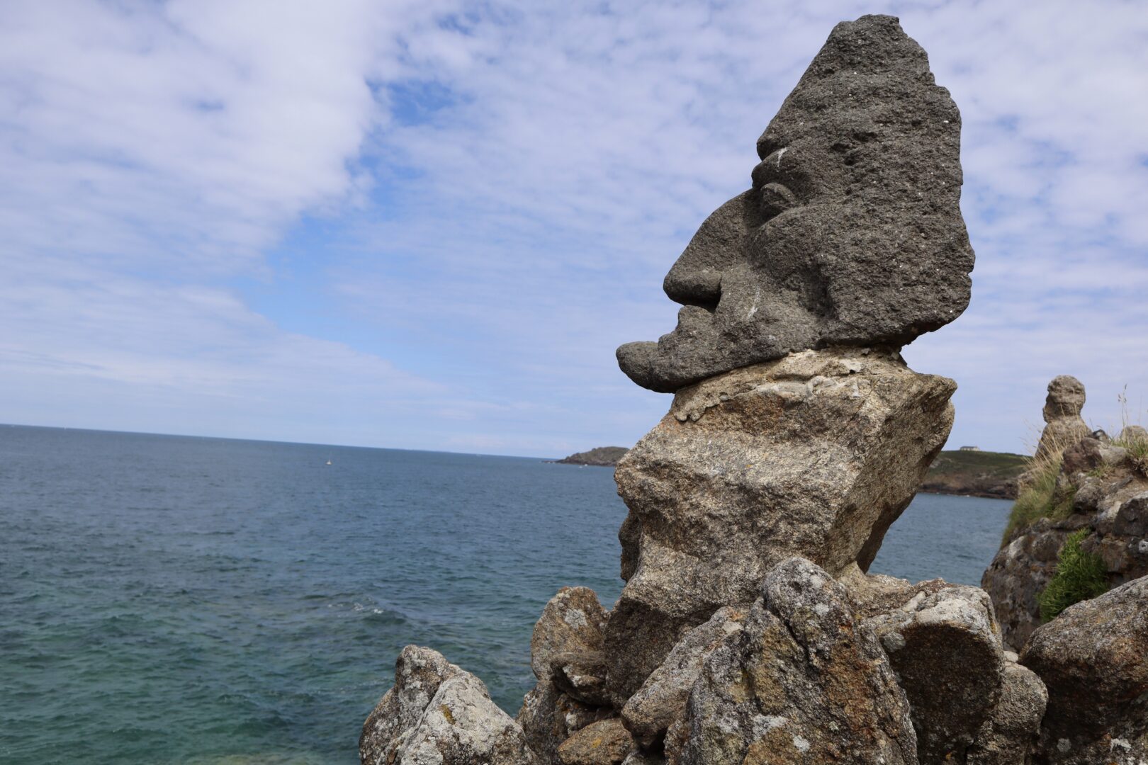 כומר פיסל את כל הסלעים בחוף Rothéneuf בבריטני