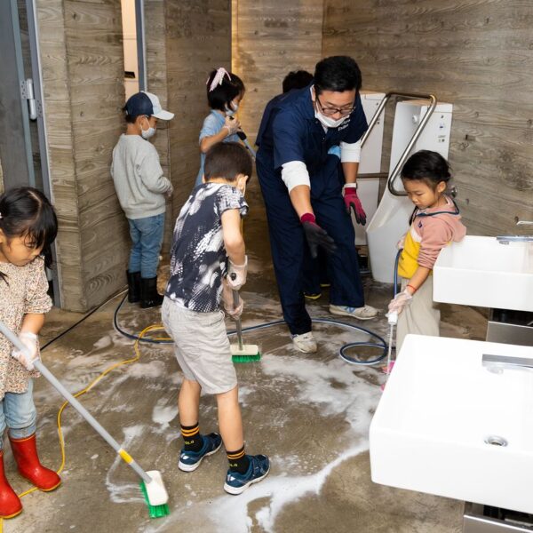 האם ילדים צריכים לנקות את בית הספר שלהם? ביפן חושבים שכן