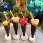 גלידריה אופנתית מגישה זרי פרחים מגלידה