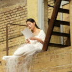 האמנית Sachiko Abe  גוזרת נייר וגוזרת, גוזרת, גוזרת