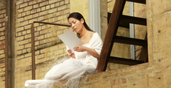 האמנית Sachiko Abe  גוזרת נייר וגוזרת, גוזרת, גוזרת