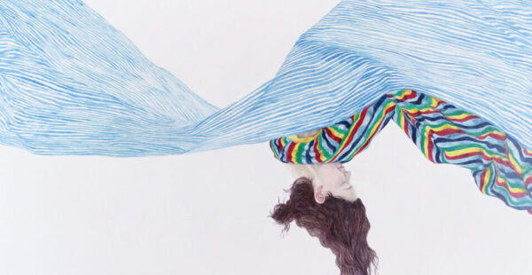 מתחבאת מתחת לשמיכה: Monica Rohan