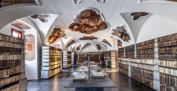 מערכת מדפים מבטון ופלדה, מפיחה חיים בספריית מנזר היסטורי בצ’כיה