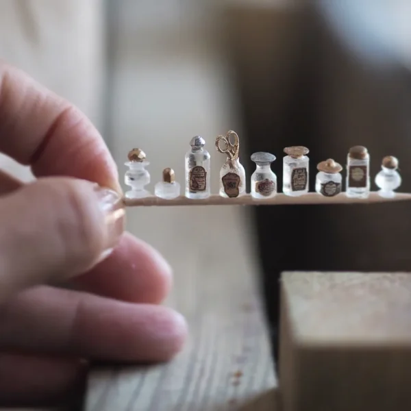 אמא לשניים מתעוררת בארבע לפנות בוקר, כדי ליצור מיניאטורות לבתי בובות