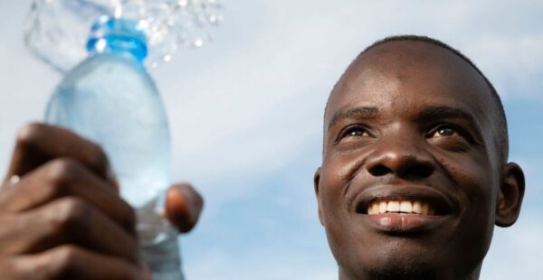 כימאי ויזם אוגנדי, יוצר מי שתייה צלולים ונקיים, באמצעות פסולת
