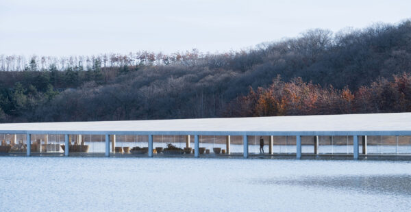 מוזיאון האמנות כמו גל על פני האגם: Junea ishigami