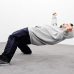 האמן הסיני Xu Zhen מצליח להחזיק אנשים תלויים באוויר