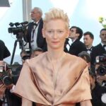 השחקנית Tilda Swinton ישנה בקופסת זכוכית במוזיאון לאמנות מודרנית