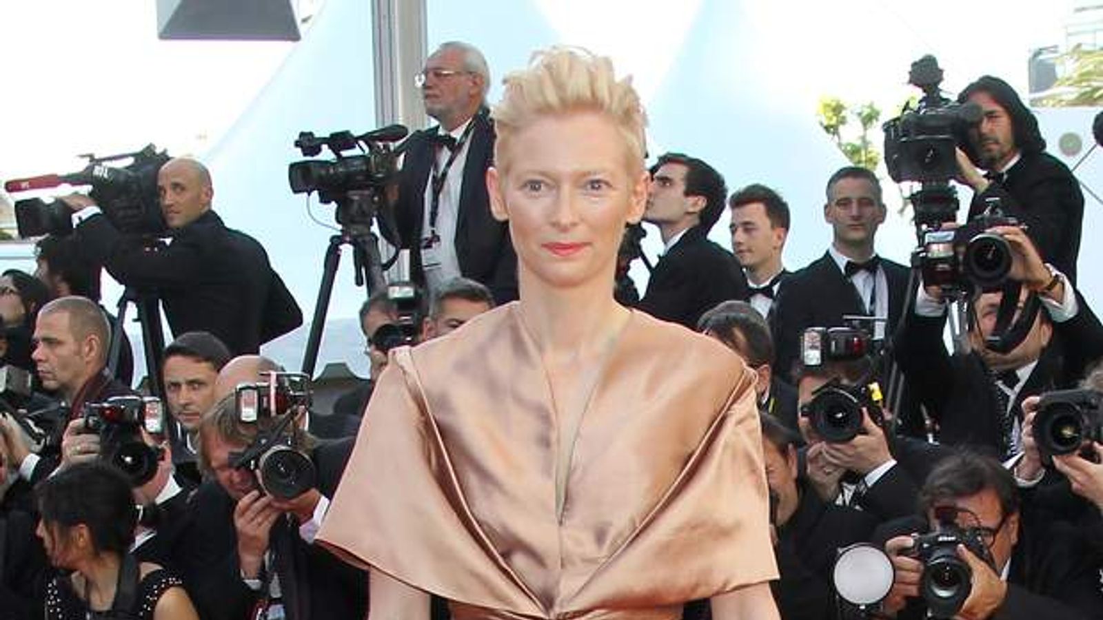 השחקנית Tilda Swinton ישנה בקופסת זכוכית במוזיאון לאמנות מודרנית