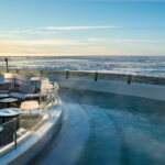 בריכת שחייה בתוך סביבה של קרחונים: The Blue Lagoon