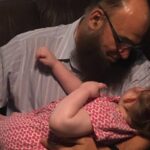 אב יחידני מקדיש את חייו לילדים חולים סופניים