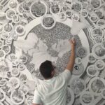 אמן חי בספינת תענוגות ומצייר את אדריכלות הערים במסע