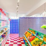 חנות קנאביס בטורונטו מעוצבת כחנות מכולת בסגנון פופ-ארט