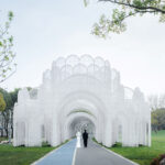 מסדרון מודרני דמוי ערפל, נבנה בגן סיני מסורתי