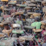 בכל שנה מכינים לחורף את המסגד של Djenne, העשוי מבוץ