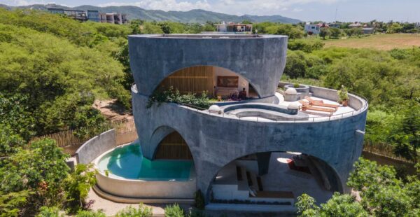 בית בצורת גלילי בטון וקשתות פתוחות