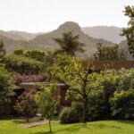 בית אבן הטובל בטבע, למרגלות הר ענק