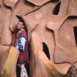 האמנית האוסטרית שהפכה לכוהנת בניגריה והקימה פארק פסלים