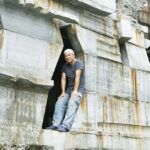 אדריכל בנה בניין מבטון בטוקיו, עשוי בעבודת-יד