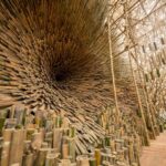 המבנים במיצבים של Asim Waqif, משלבים אדריכלות ואמנות