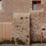 חורבות אבן הפכו למוטיב עיצובי בבית חווה ישן בספרד