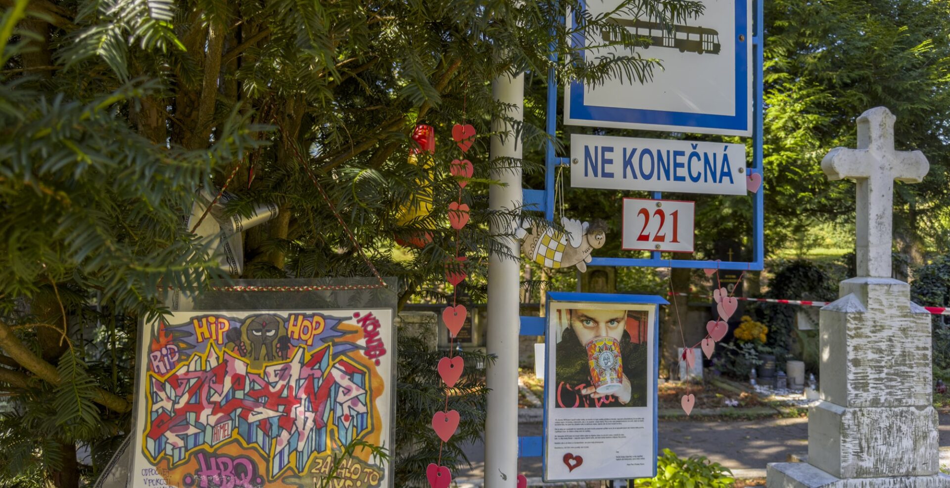 קבר יוצא דופן בצ'כיה, מצהיר כי המוות הוא לא הסוף