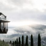 מבני המלון הפוכים, כאילו משתקפים במים