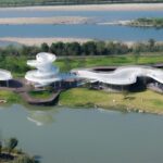 פתוח לנוף: טיול במרכז מסחרי שמתפתל כמו נחש בטבע, בסין