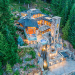 למכירה: בית איקוני, שנבנה בתוך סלע של רכס המשקיף לנוף