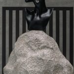 הבוטיק מציג תכשיטים מעודנים, בחלל דמוי מערה סלעית