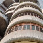 דירה צבעונית ומודרנית, במגדל ברוטליסטי היסטורי ואפור