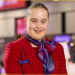 נציגת שרות הלקוחות בחברת התעופה, בעלת תסמונת דאון