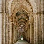 המנזר הציסטרסיאני Abbazia di San Galgano בטוסקנה
