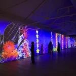 אביב בלונדון: תערוכה ענקית ומקיפה על פרחים, בגלריה סאצ'י