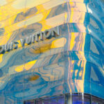 בחנות של לואי ויטון בטוקיו, מרגישים כמו בתוך מים